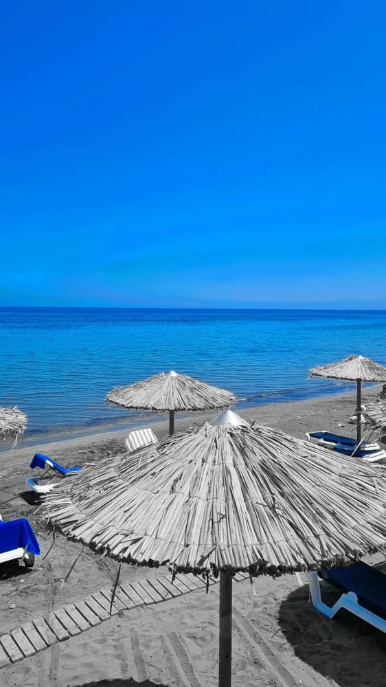 Strand mit Sonnenschirmen auf Zypern