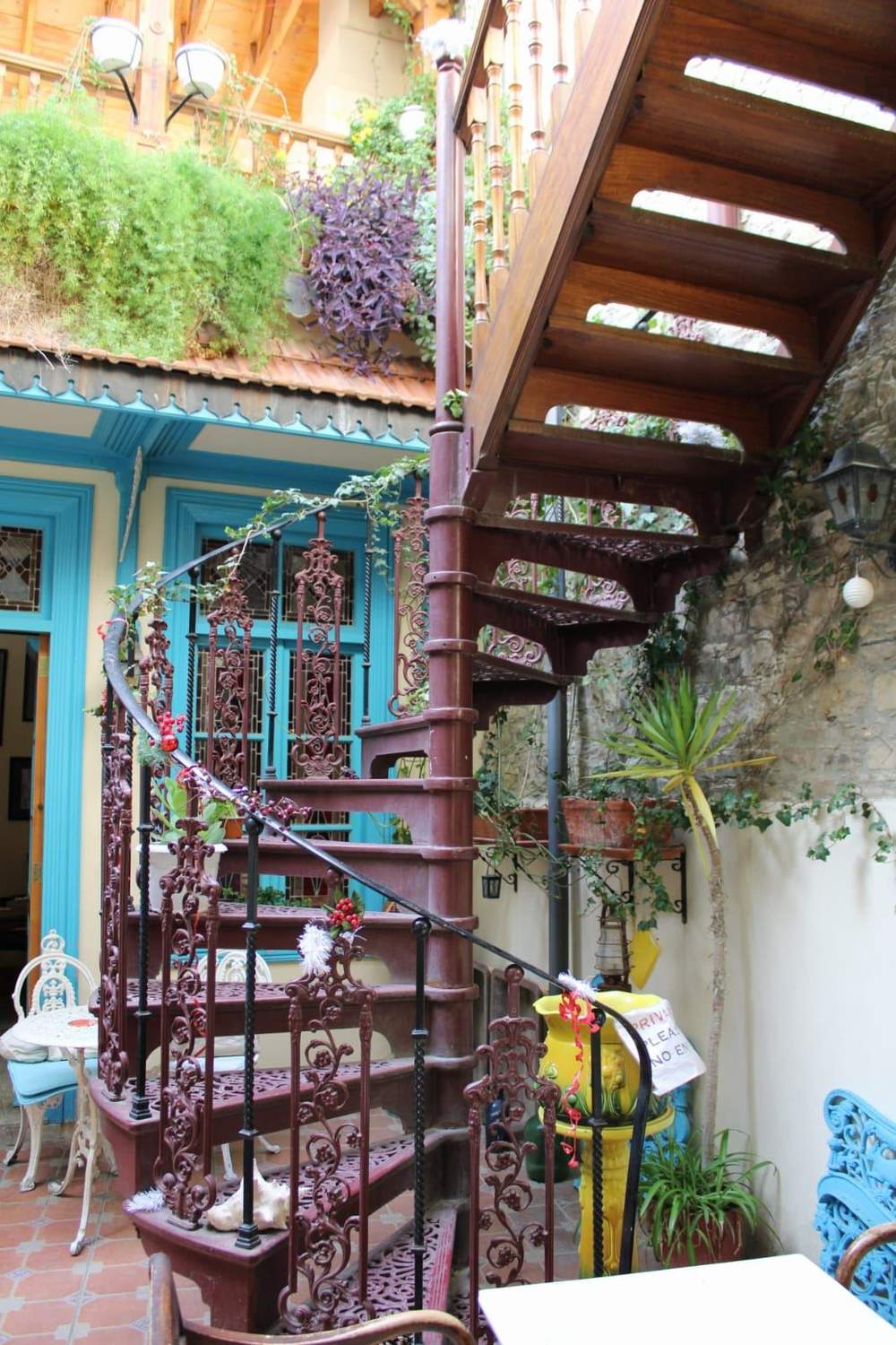 Kunstvolle Wendeltreppe in traditionellem Gebäude auf Zypern